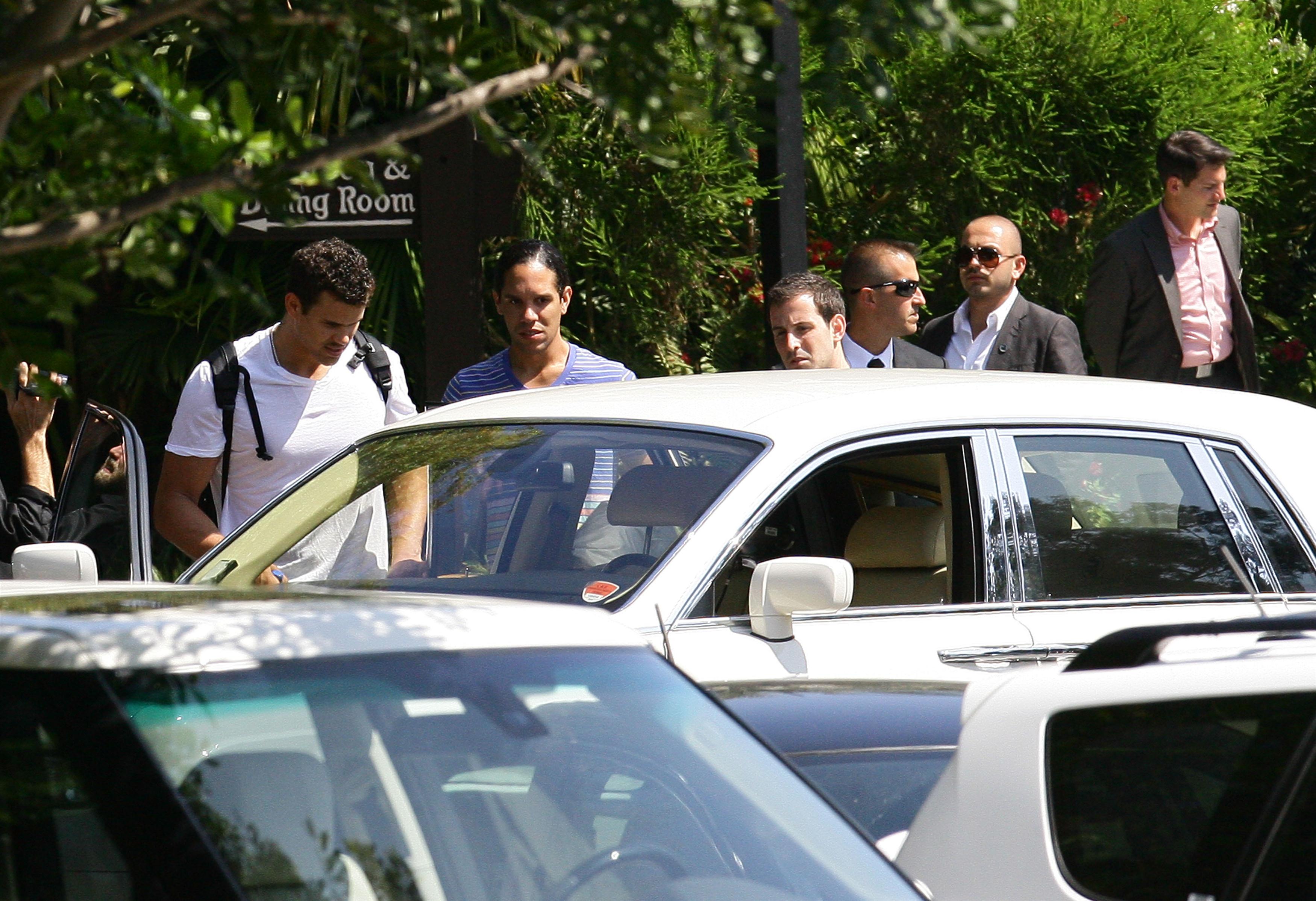 Family and guests arrive at the wedding venue of Kris Humphries and Kim Kardashian pictures | Picture 62577